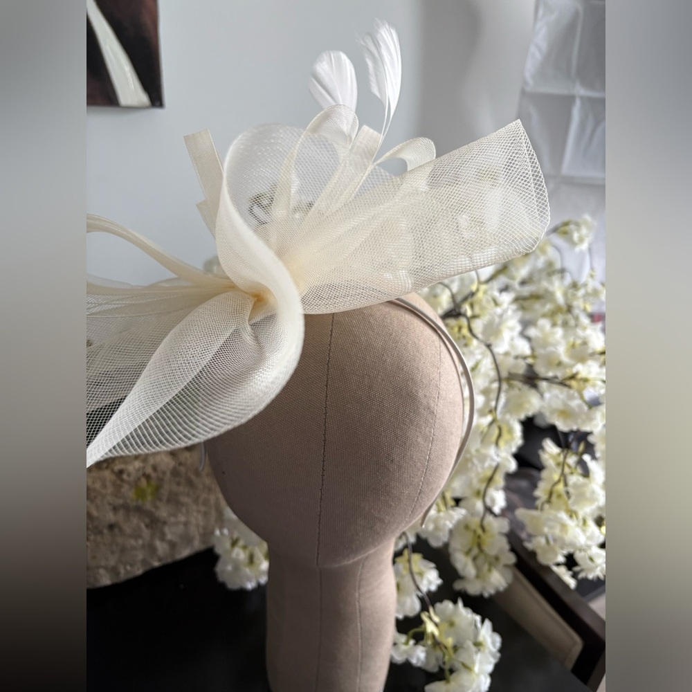 Elegant Cream Fascinator